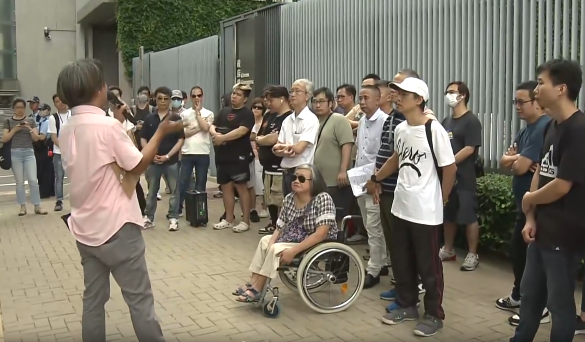 一批的士車主早上到政府總部遞交請願信,促請行政長官李家超及有關當局加強打擊「白牌車」,保障的士車主權益。(now新聞截圖)