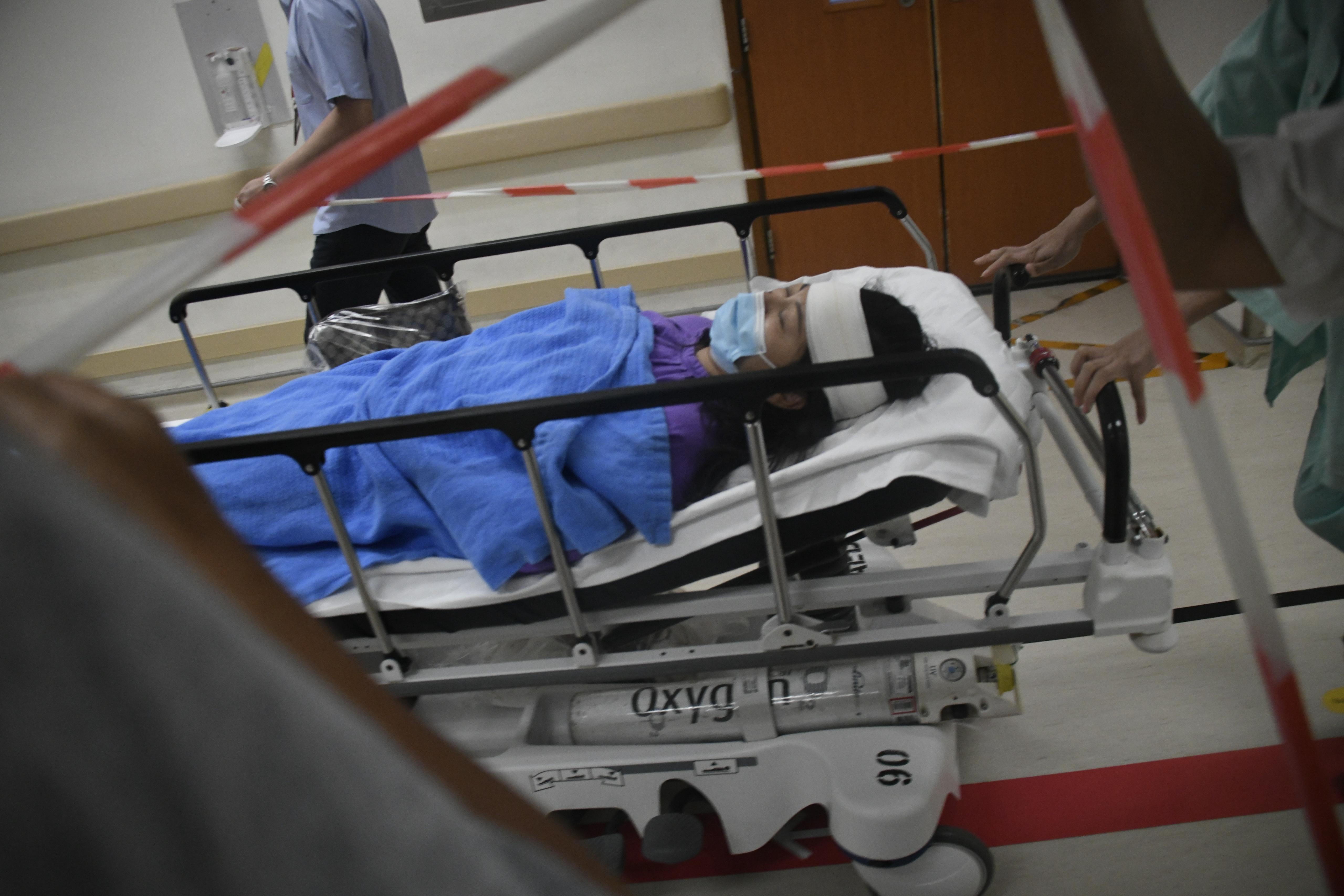 接受傳媒採訪而聲名大噪的何伯及何太,昨早因感情問題爭執,互相襲擊同受傷浴血。何太同被控傷人罪,案件今早在西九龍裁判法院提堂。