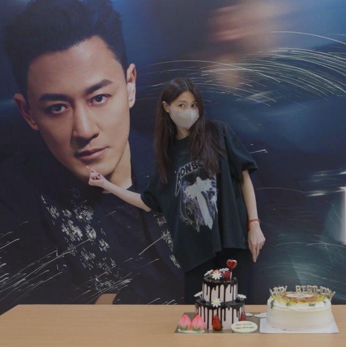 林峯在紅館後台為娜姐慶祝生日。