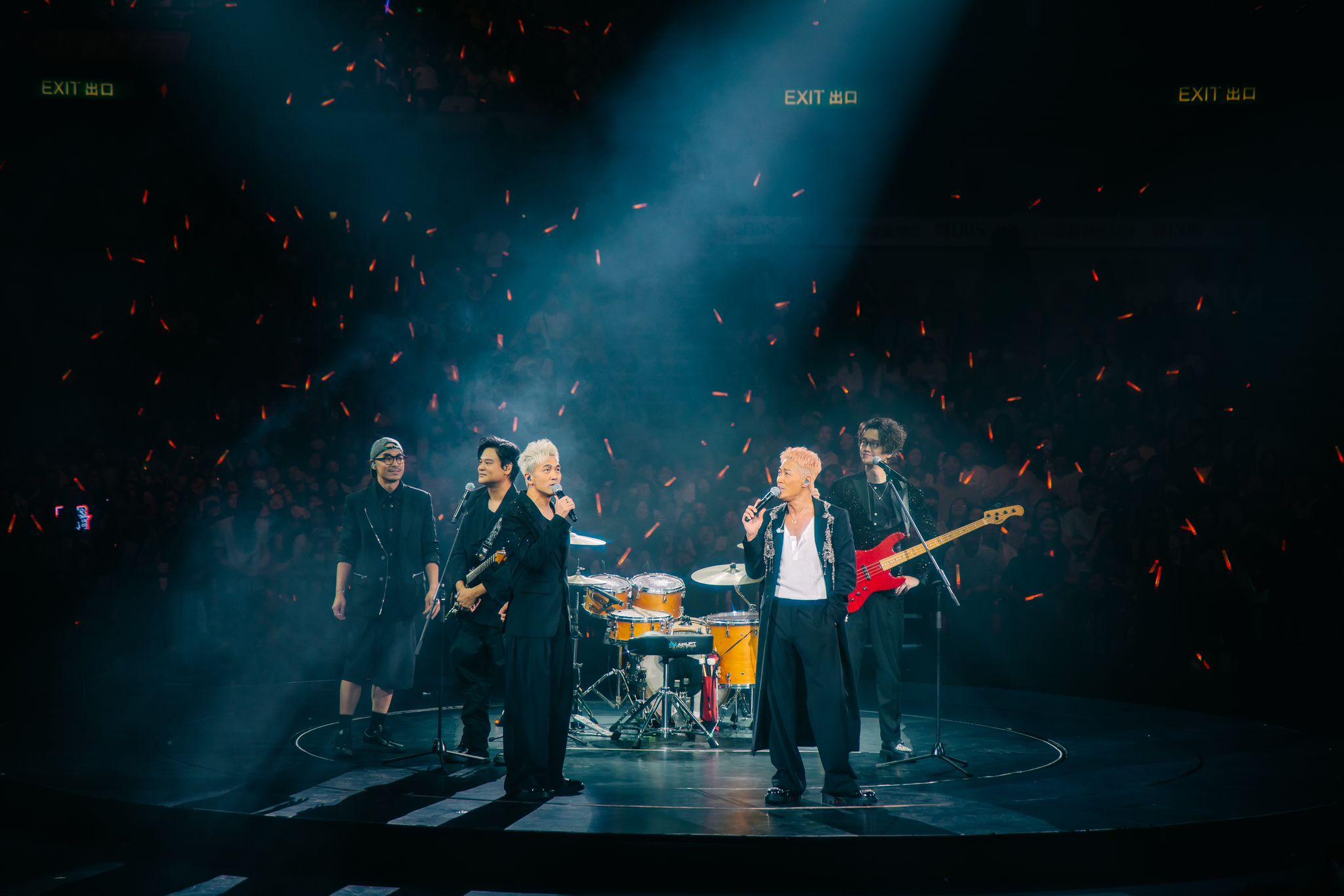 林峯與Dear Jane同台演繹《樓下有人》。