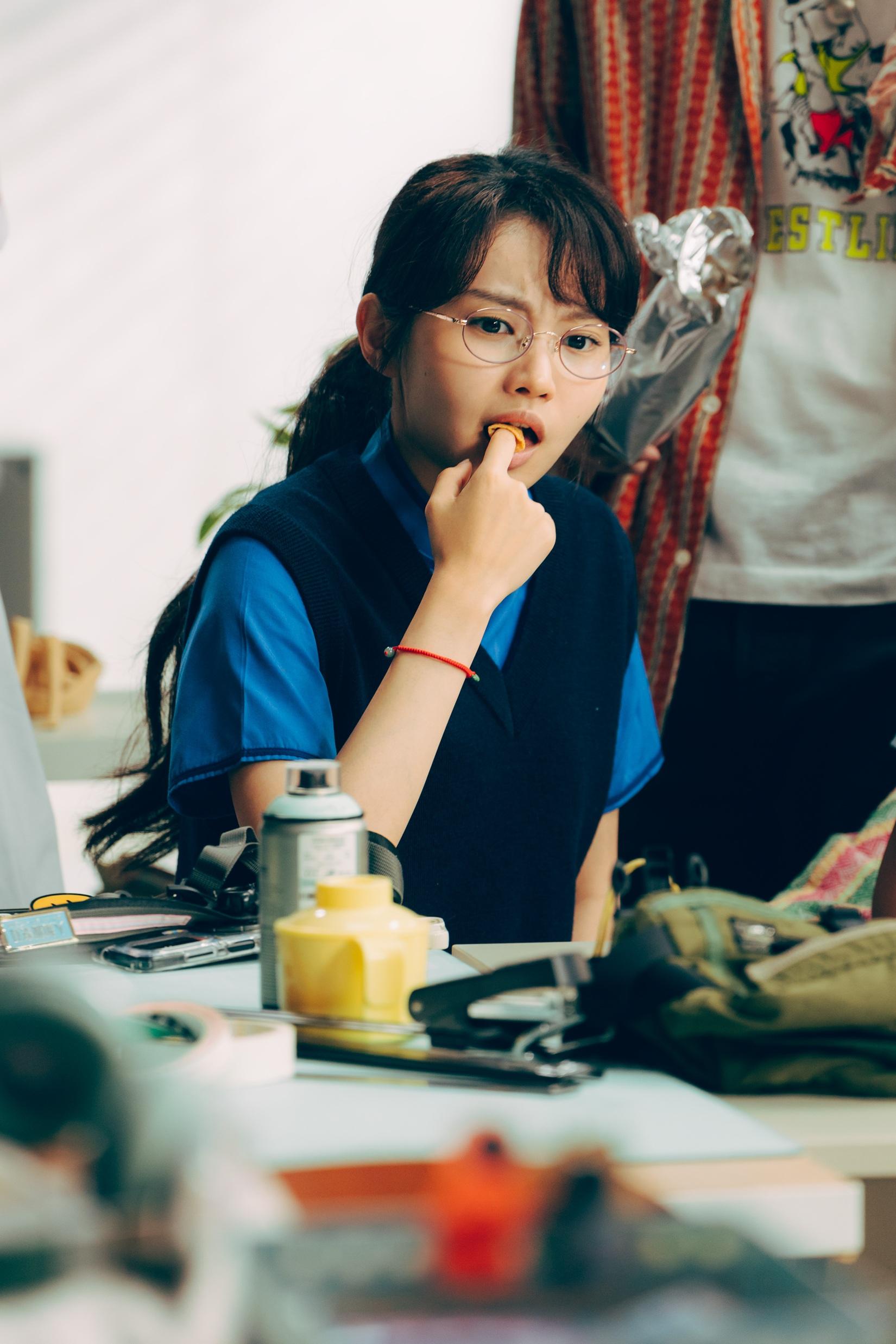 Day演高中生,一身校學look毫無違和感。(《哪一天我們會紅》劇照)