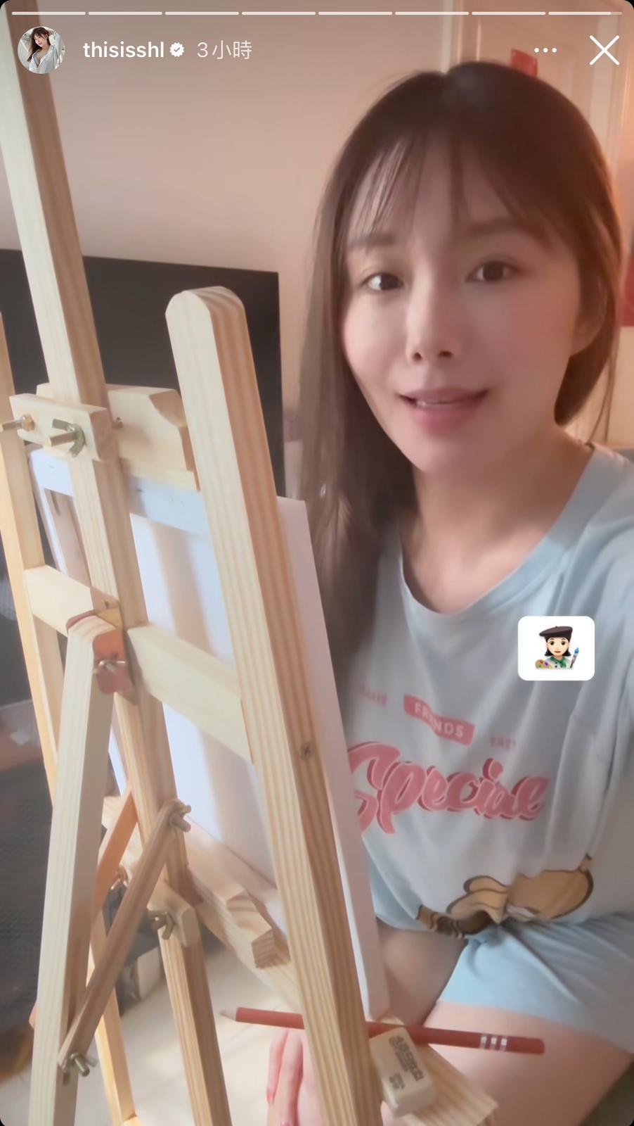 素海霖疑似下身半裸,前面放了油畫架為其私處畫作加緊開工。