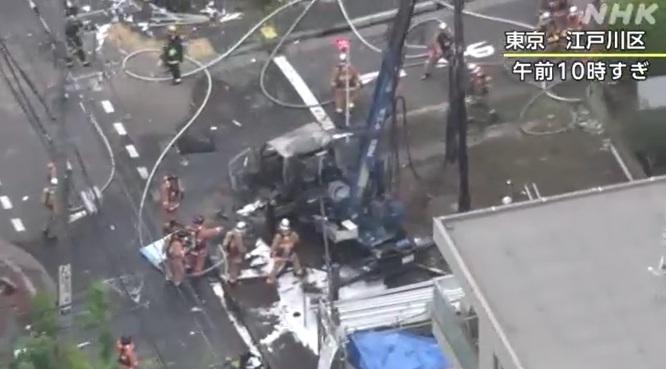 東京都江戶川區工地爆炸現場,有工程車焚毀。(互聯網)