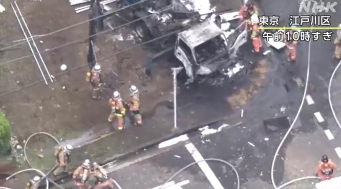 東京都江戶川區工地爆炸現場,有工程車焚毀。(互聯網)