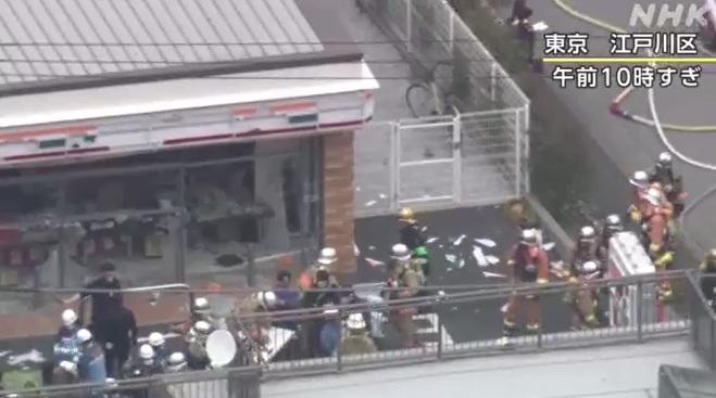 東京都江戶川區工地爆炸現場,碎片散落一地。(互聯網)