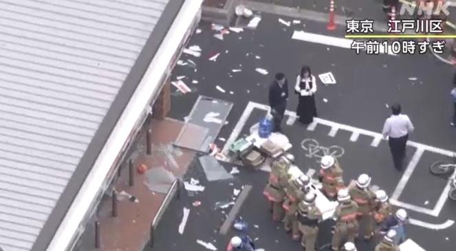 東京都江戶川區工地爆炸現場,碎片散落一地。(互聯網)