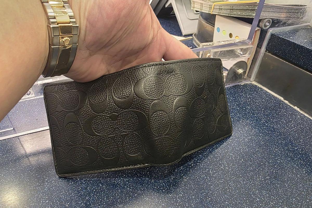 有港男分享在山頂拾獲一個銀包,收工後交予打鼓嶺警署。(Threads圖片)