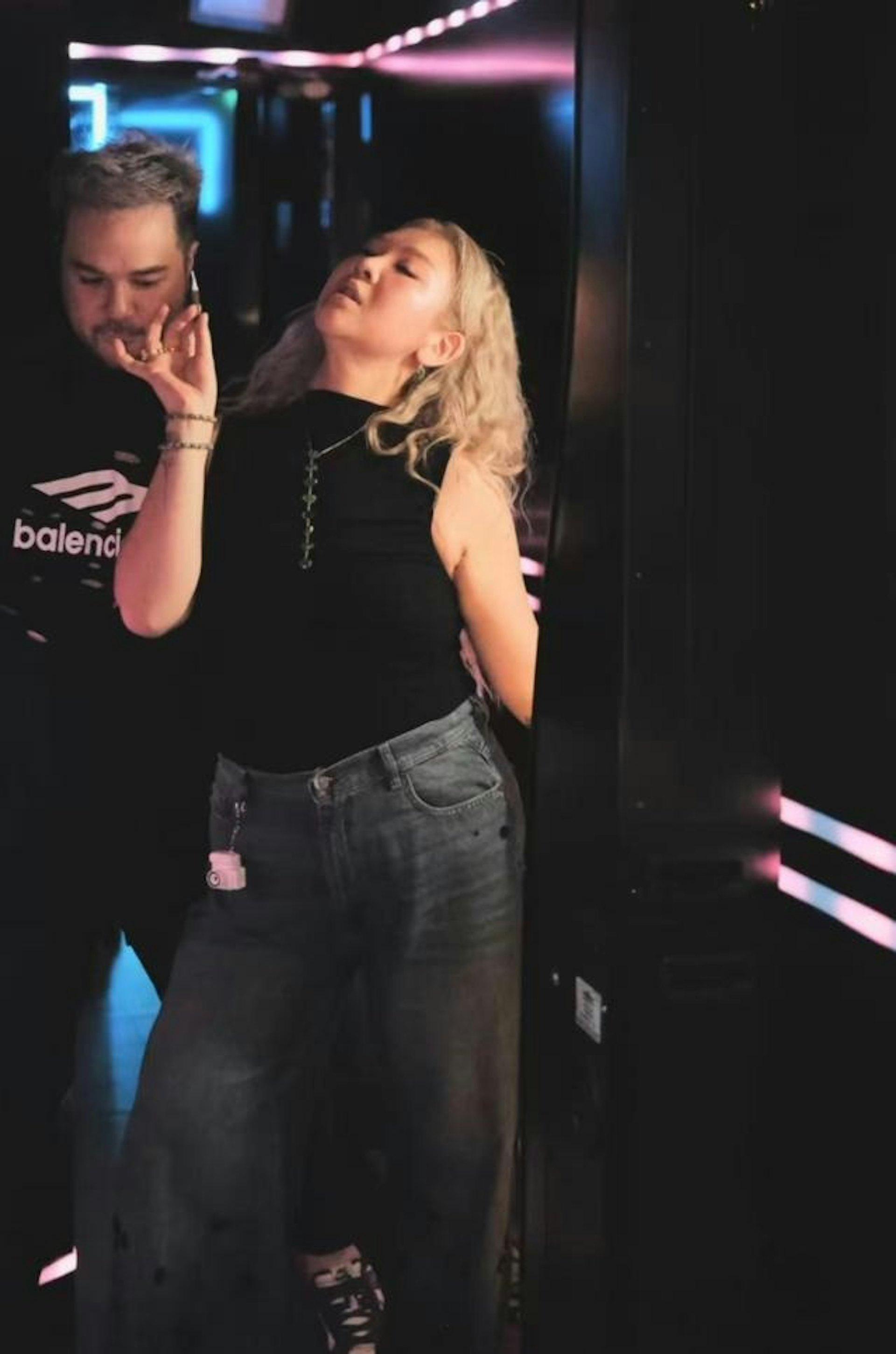 欣宜慶生的帖文未幾被刪除,而近幾次照片都見到欣宜愛戴翡翠。