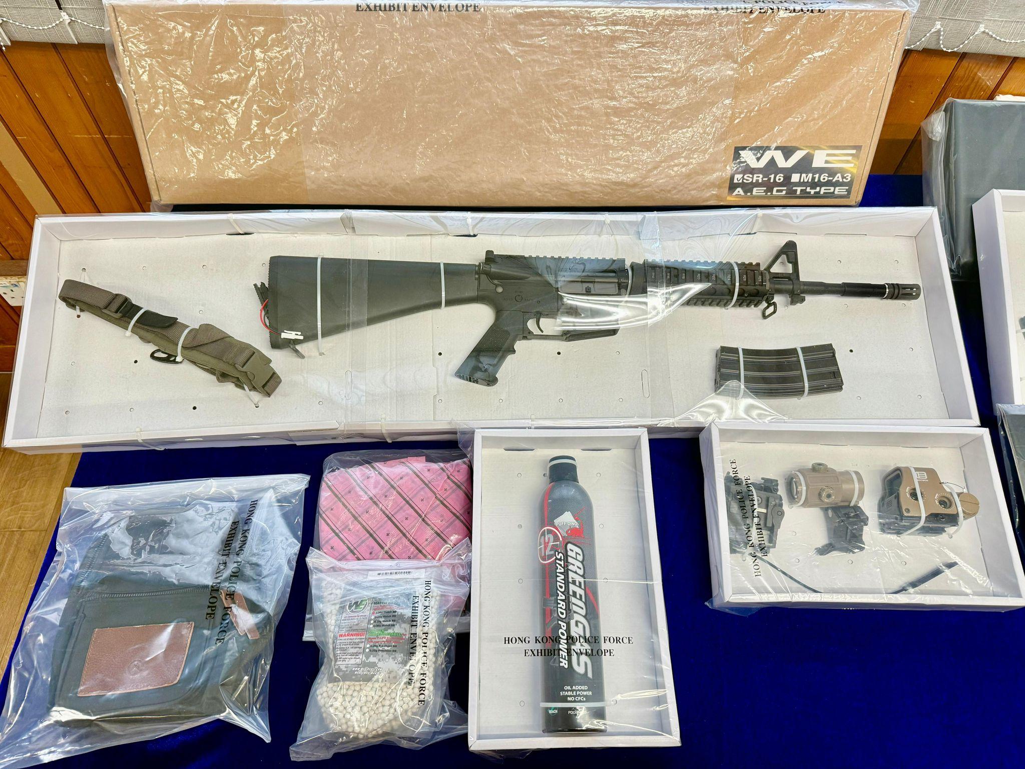 一名36歲內地遊客手持疑似步槍及手槍現身乘坐港鐵,警方追查下即日在佐敦拘捕該名男子,他涉嫌管有仿製槍械,行動中檢獲兩支仿製槍、彈匣及彈珠。