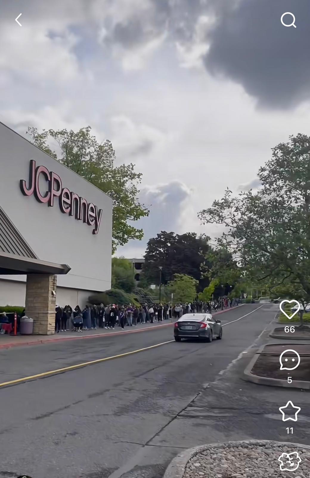 泡泡瑪特在美國爆紅,網上有影片見到部分店舖開幕前大排長龍。(小紅書影片截書)