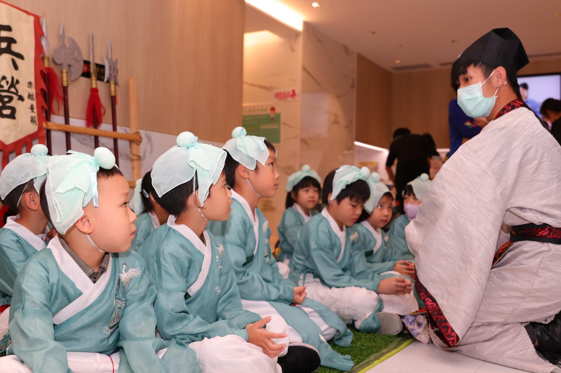 「小小屈原體驗營」由台灣Sogo舉辦。(網上圖片)