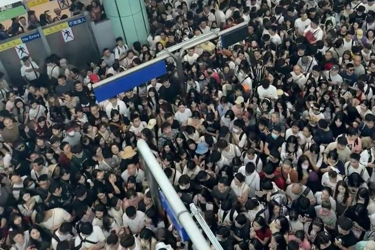 月初五一黃金周期間,落馬洲站一度有大批乘客未能連接網絡出示二維碼,逼滿車站。(網上圖片)