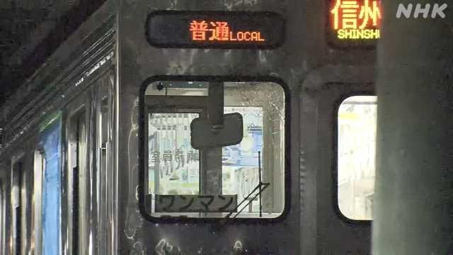 日本長野縣一列列車撞上路軌旁一間小屋導致1死2傷。(NHK截圖)