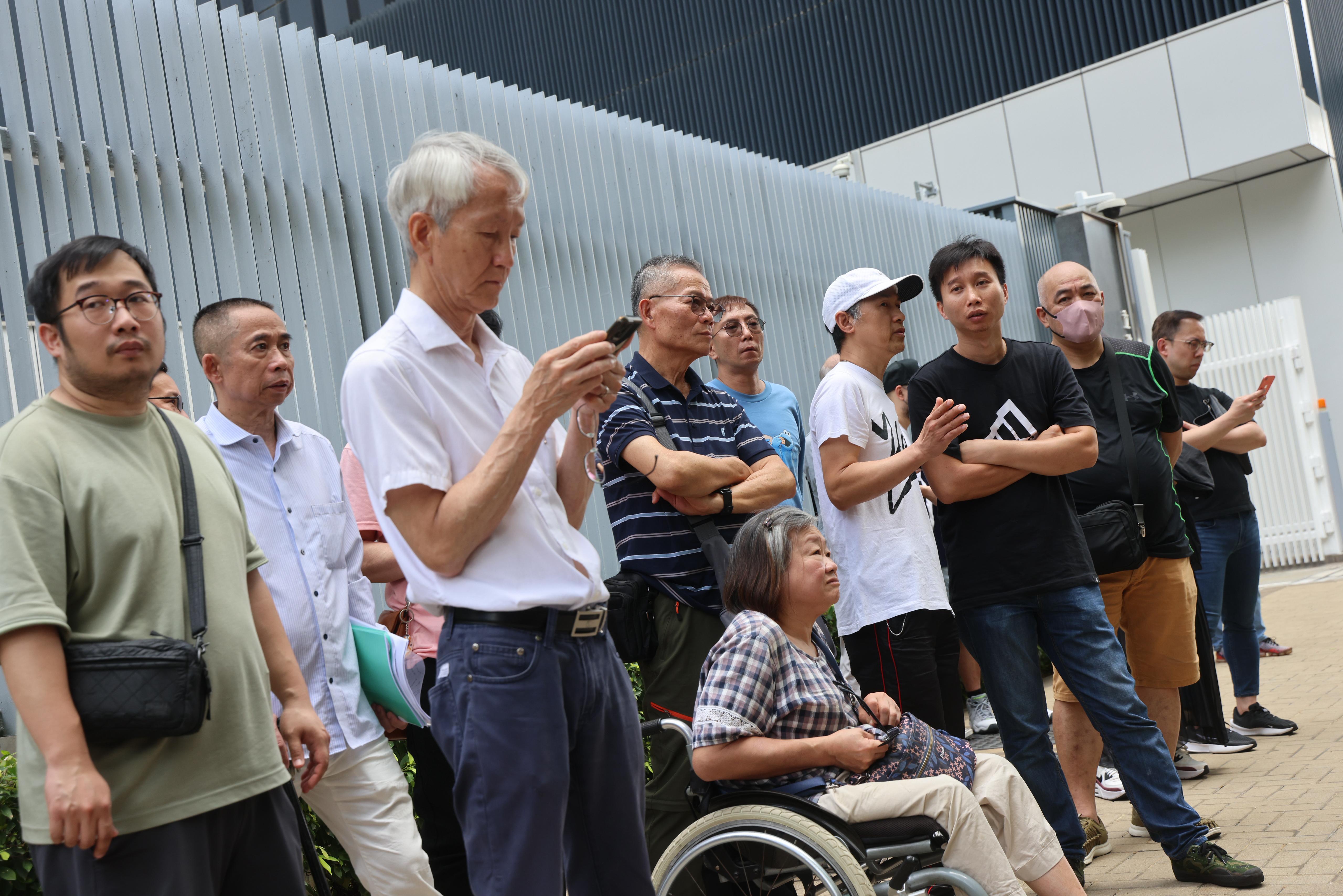 一批的士車主早上到政府總部遞交請願信,促請行政長官李家超及有關當局加強打擊「白牌車」,保障的士車主權益。