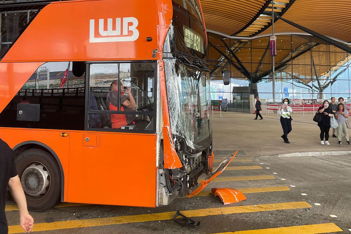 龍運巴士右邊車頭事後毀爛。(網上圖片)