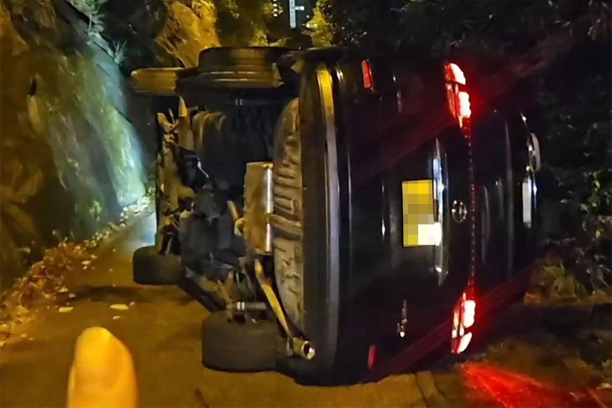 飛鵝山凌晨有私家車撞向山邊後翻側攔路,司機逃去無蹤。(Threads影片截圖)