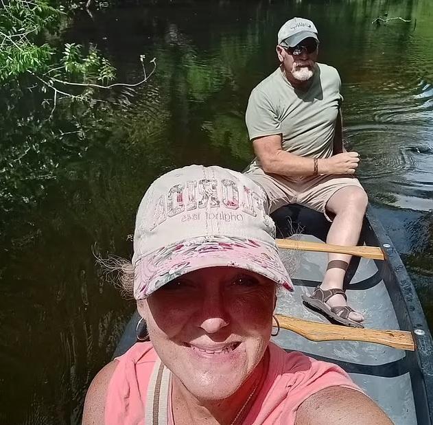 辛西婭與丈夫迪赫馬喜愛爬獨木舟。(互聯網)