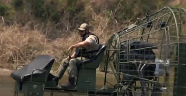 佛州野生動物保育部人員在河域巡視。(互聯網)