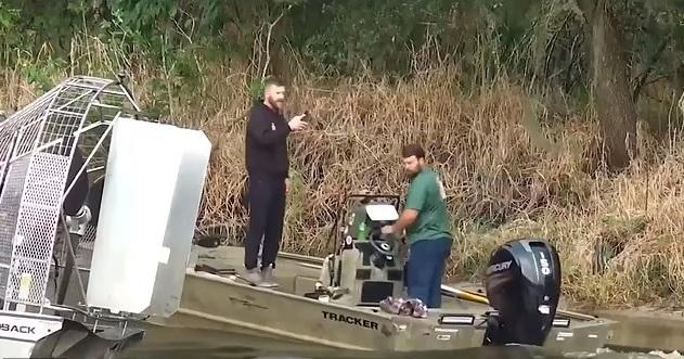 佛州野生動物保育部人員在河域巡視。(互聯網)