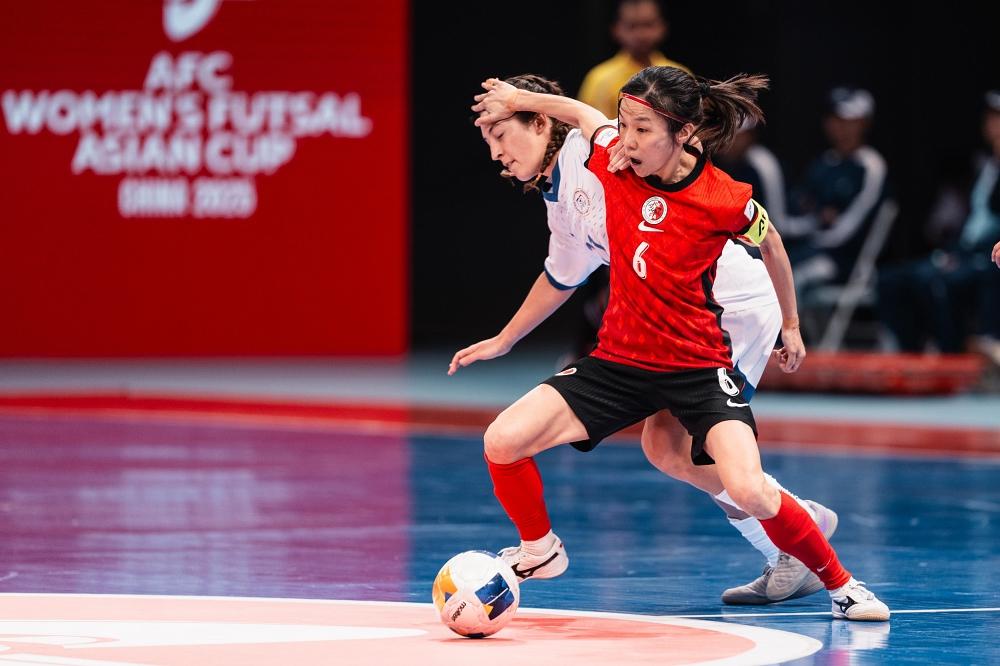 女子五人足球港隊在內蒙古呼和浩特出戰亞洲盃決賽周,頭兩戰皆北下今日(11日)在小組煞科戰對菲律賓,最終大勝對手7:3憑最佳第3名出線,第3次參與決賽周下終突破分組賽。(足總圖片)