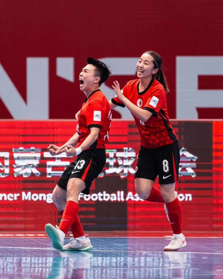 女子五人足球港隊在內蒙古呼和浩特出戰亞洲盃決賽周,頭兩戰皆北下今日(11日)在小組煞科戰對菲律賓,最終大勝對手7:3憑最佳第3名出線,第3次參與決賽周下終突破分組賽。(足總圖片)