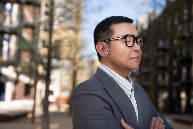 雷頌德參與HUAWEI FreeBuds 6《原聲  美學》宣傳片,試用Freebuds 6聽歌。