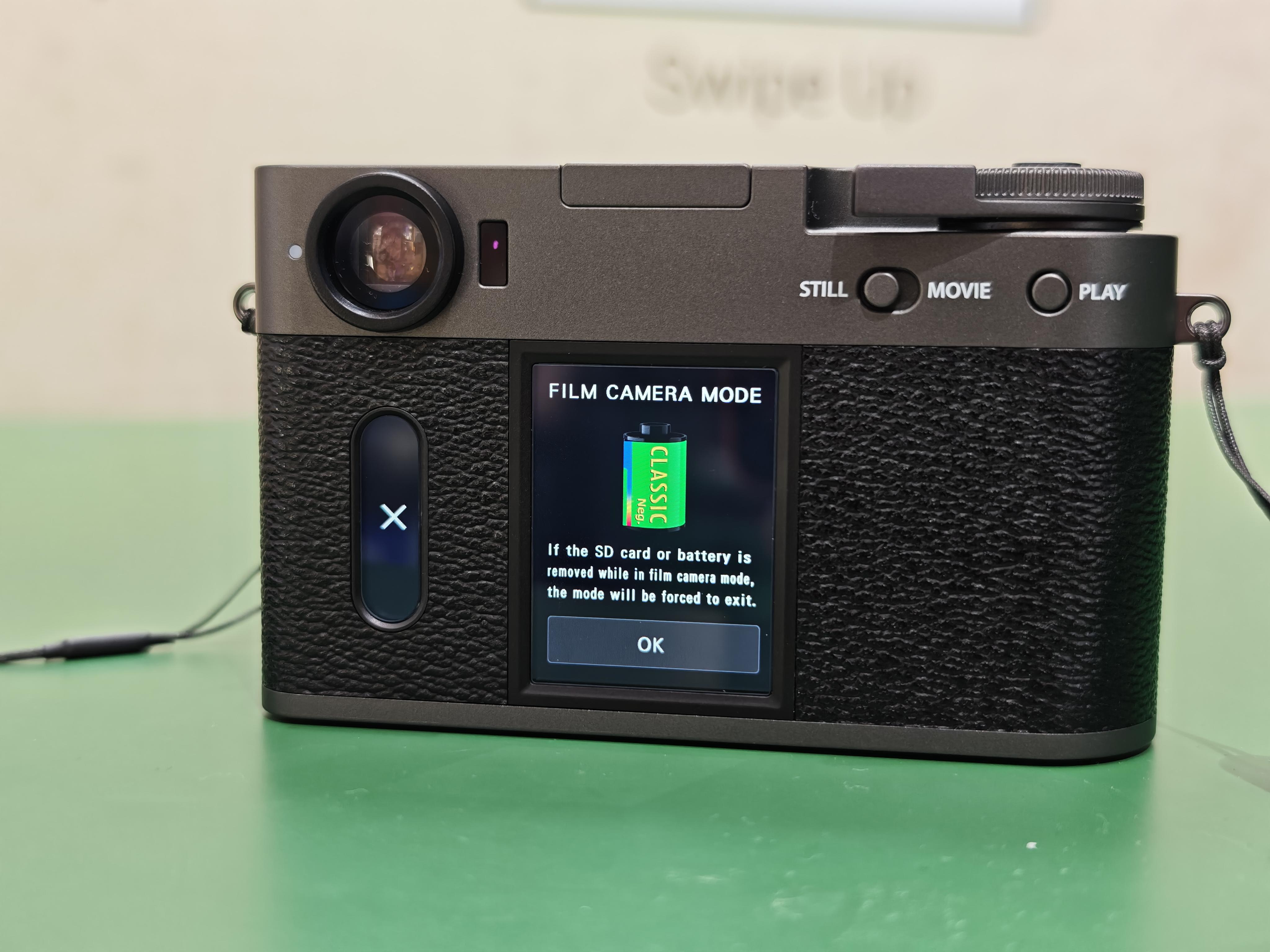 FUJIFILM X half一進入菲林模式就不能中途改變。