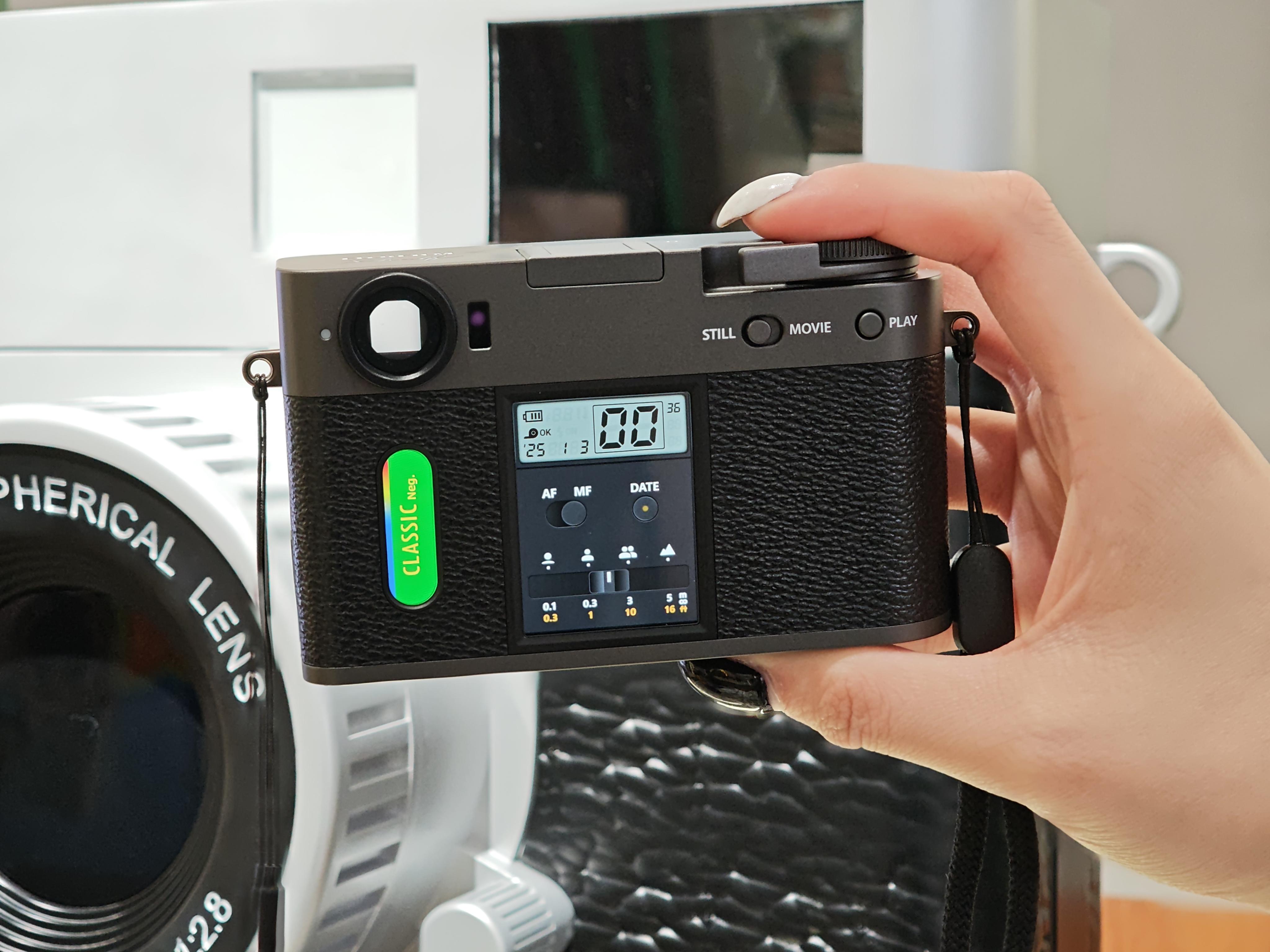 FUJIFILM X half菲林模式屏幕亦不能使用,只能使用觀景窗取景。