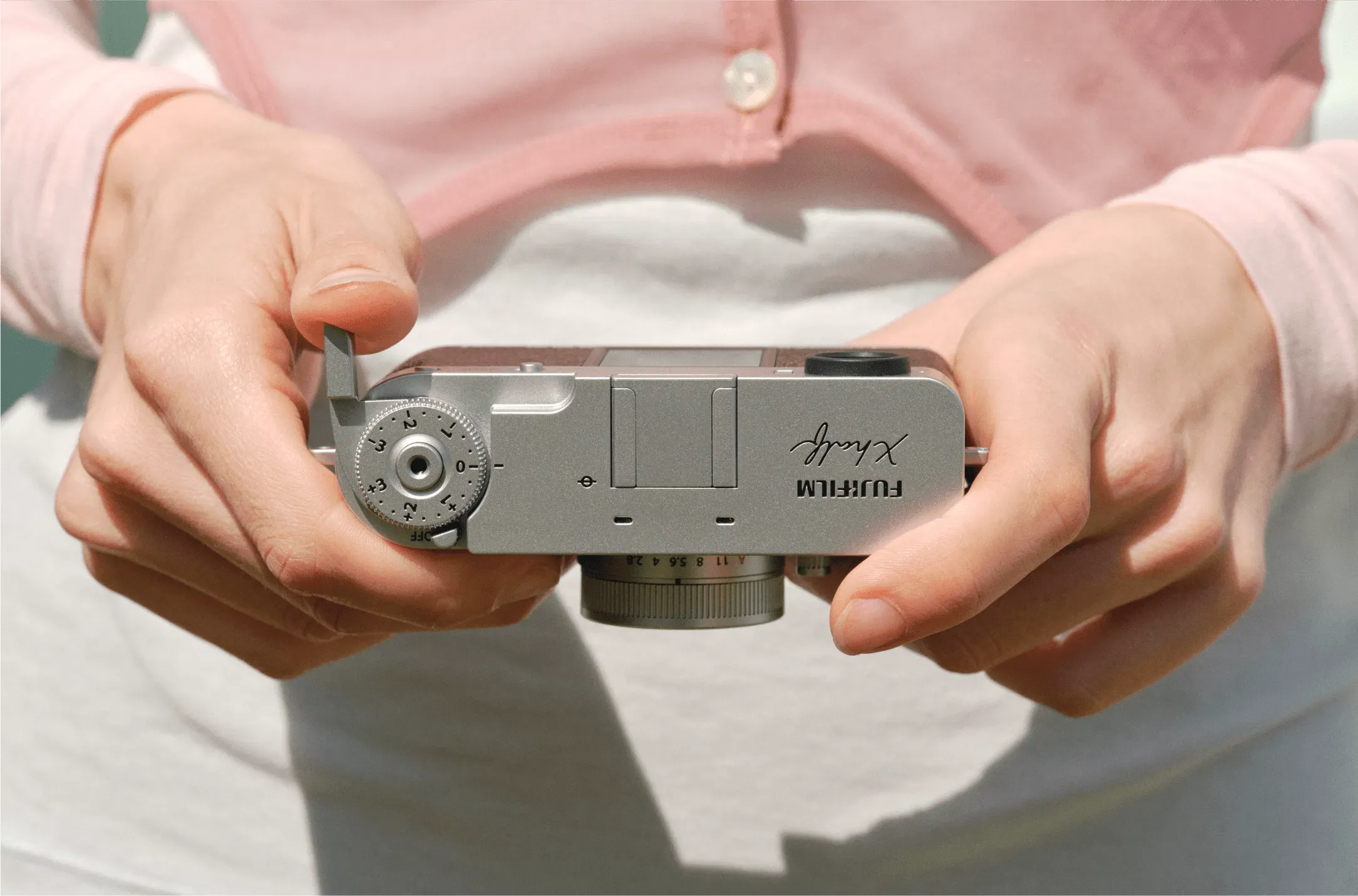 FUJIFILM X half機頂有手動菲林搖桿。