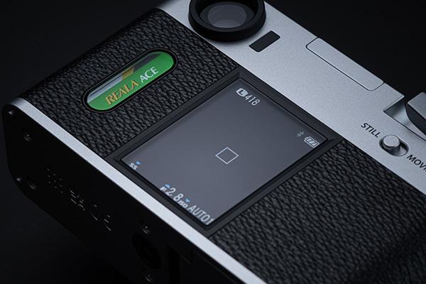 FUJIFILM X half設有直度的LED屏幕。