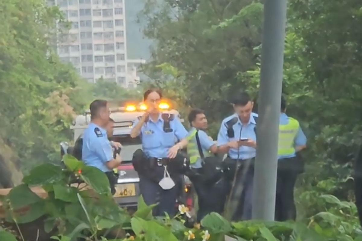 飛鵝山凌晨有私家車撞向山邊後翻側攔路,至天光後警員仍在場處理。(Threads影片截圖)