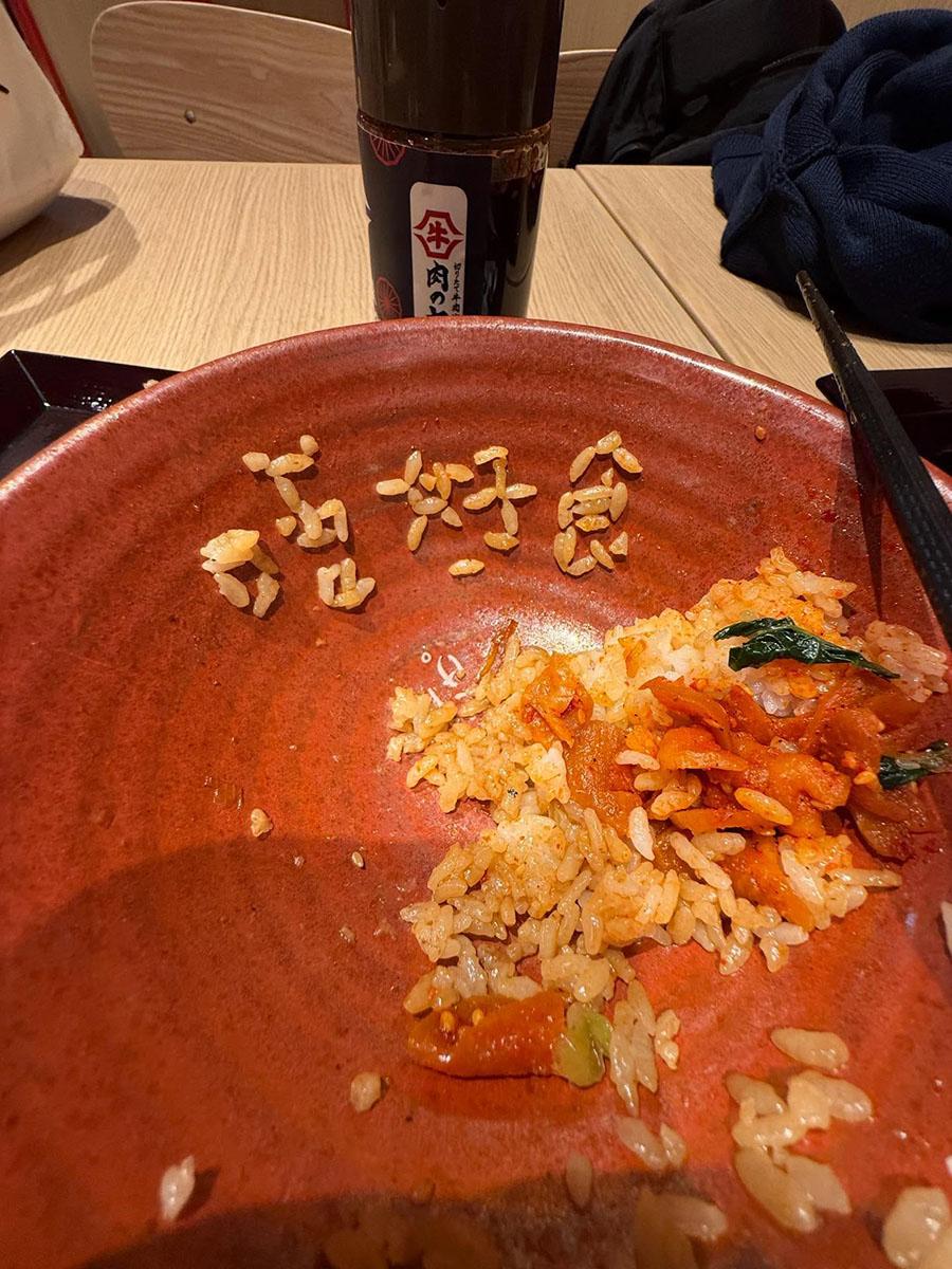 有網民覺得餐廳的食物質素有待改進,遂在飯碗上即時留食評作無聲抗議。(Threads圖片)