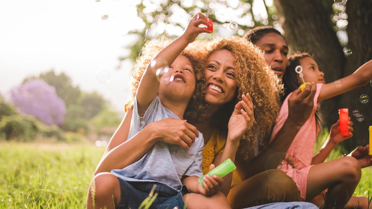 專家提出,應花錢在促進人際關係的活動上,因為比起基因、財富或名聲,親密關係更能預測到一個人會否得到幸福和快樂。(互聯網)