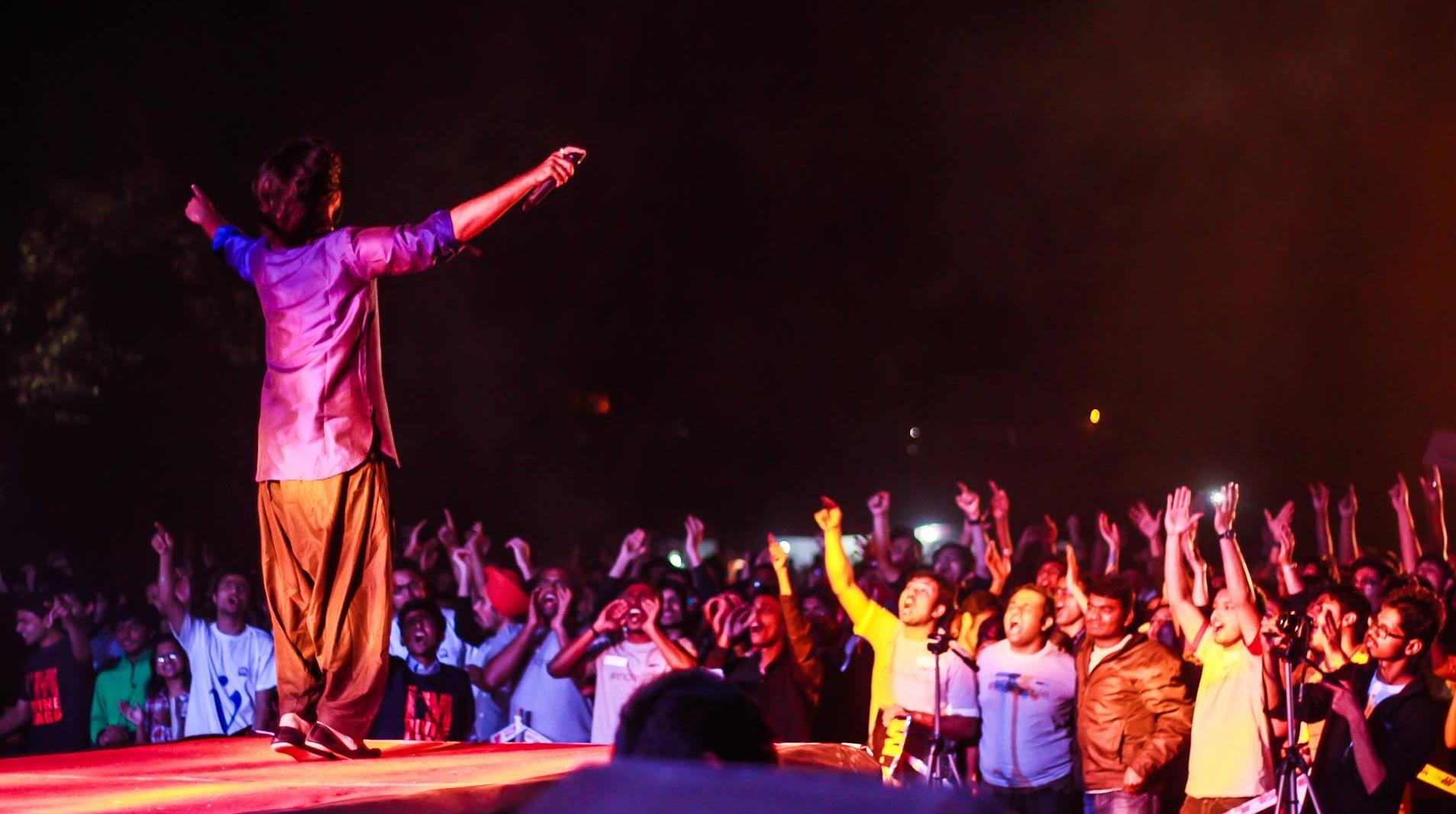 一起唱歌時,腦部會釋出促進親密關係的催產素和腦內啡,令我們產生「集體亢奮」感覺。(互聯網)