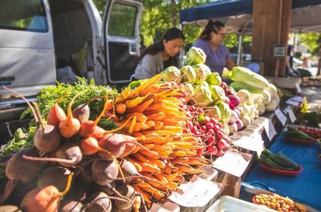 即使逛逛農產品小市集,也可以感受到快樂。(互聯網)