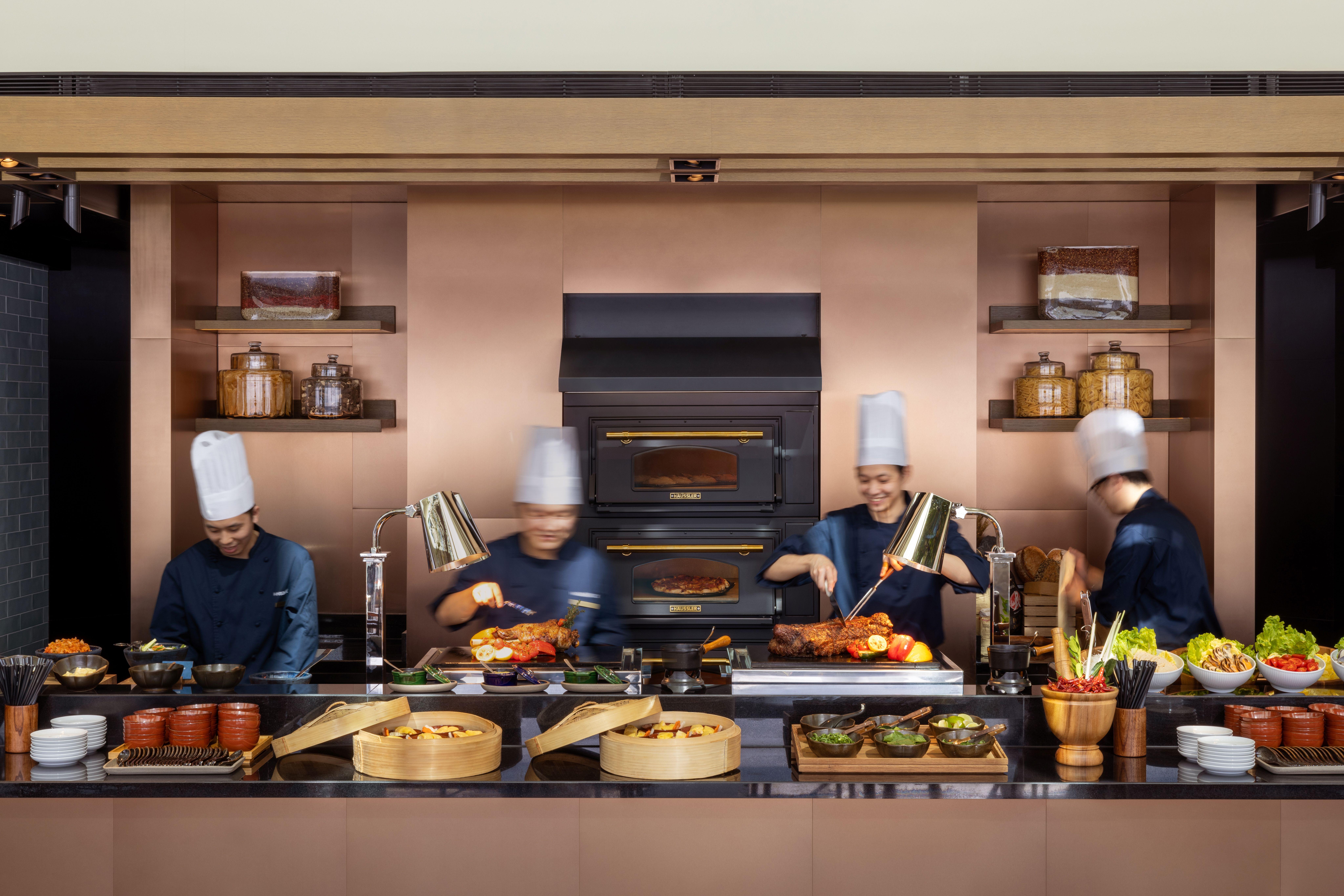 4款招牌牛肉麵亦於 4月 28日至 6月 30日在港畔餐廳的自助午餐和晚餐限量供應,