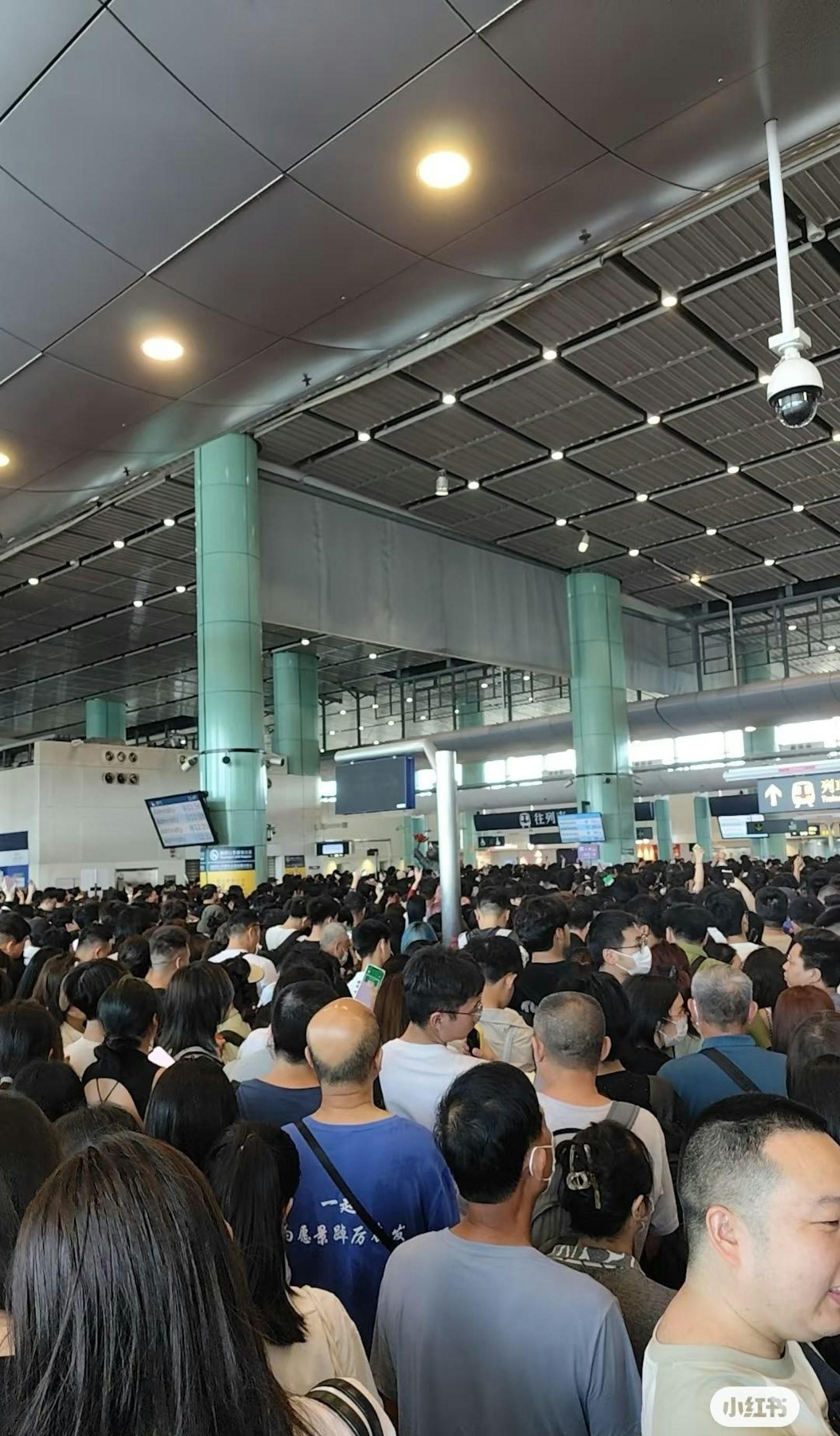 落馬洲站迫爆網絡崩潰,一度毋須拍卡出閘(小紅書圖片)