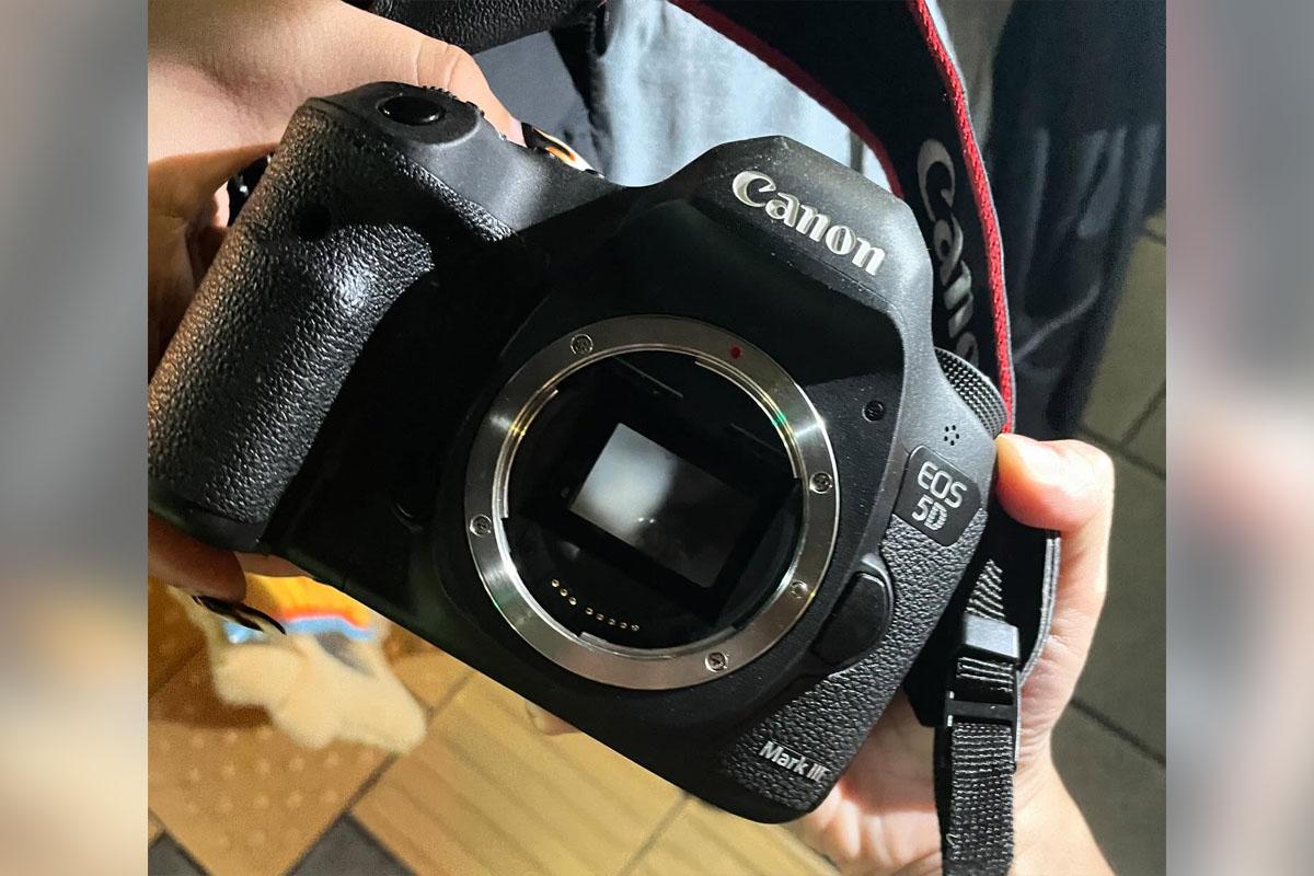 18歲女歌迷的相機鏡頭疑被人直接扭走盜去後,只剩下相機的機身。(Threads圖片)