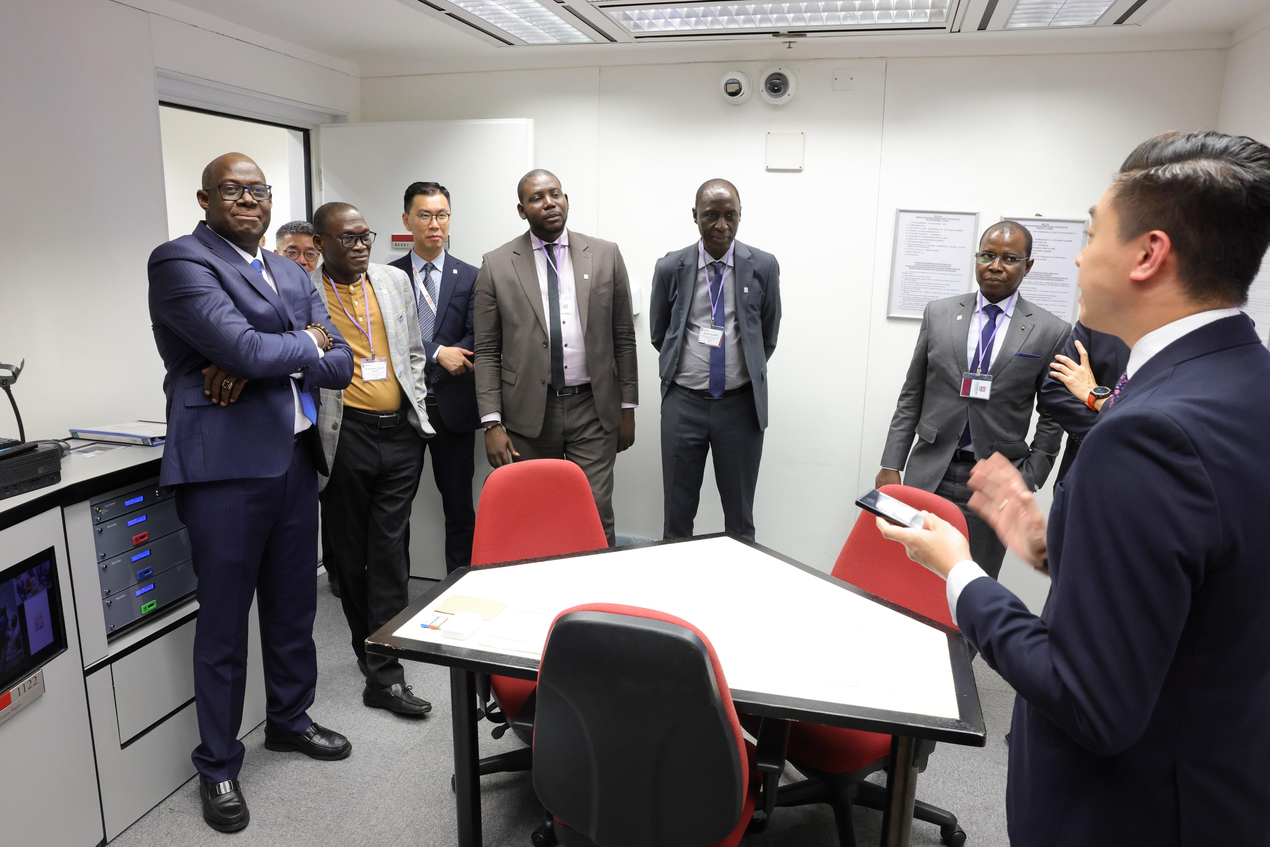 非洲馬里打擊非法致富辦公室考察代表團聽取廉署人員(右一)講解錄影會面室的運作。(廉政公署圖片)