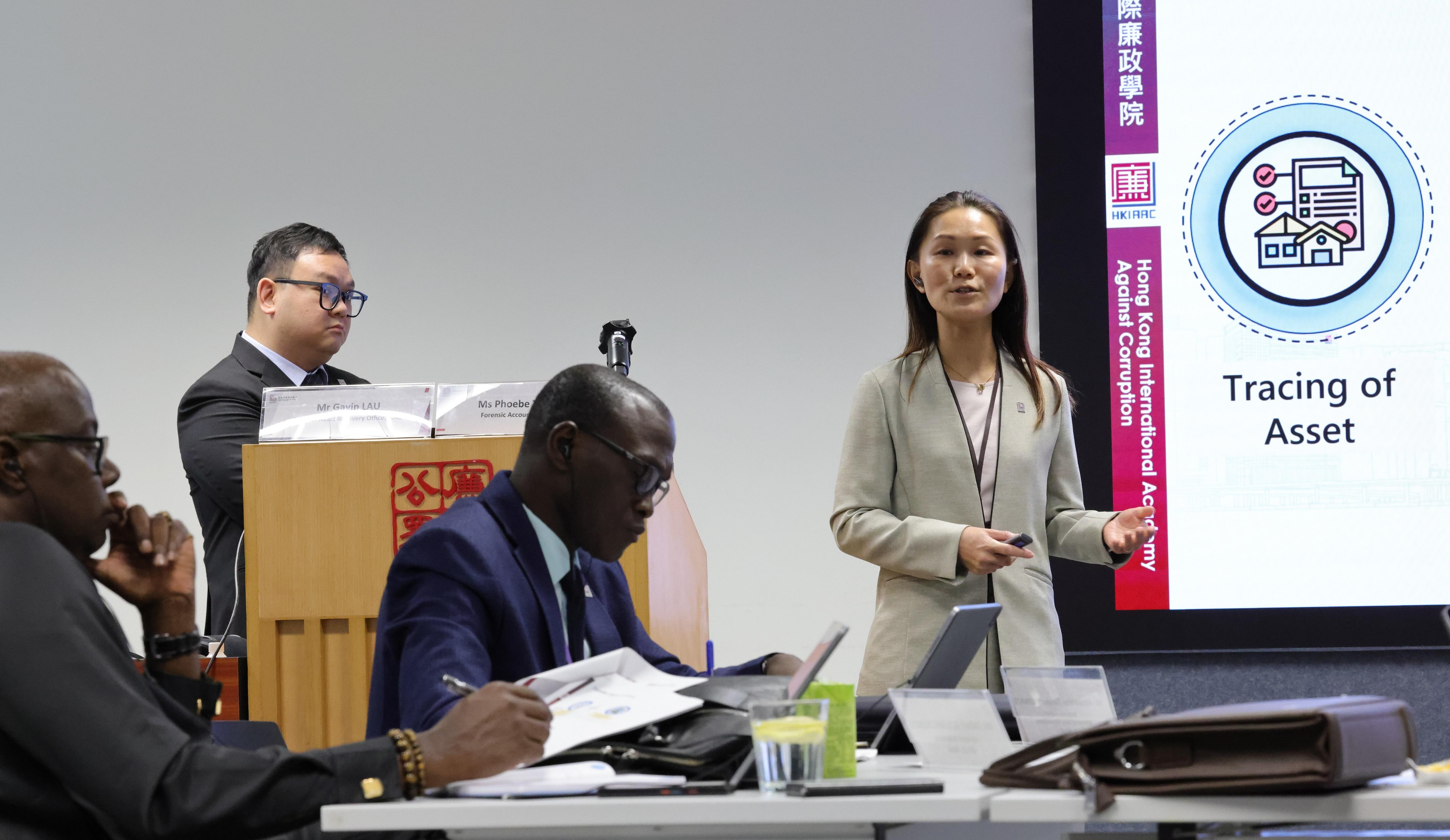 廉署人員(右一)與非洲馬里打擊非法致富辦公室考察代表團分享財務調查及追逃追贓的經驗。(廉政公署圖片)