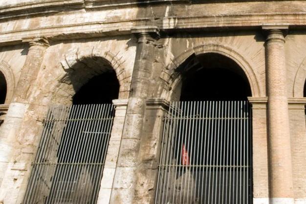 羅馬鬥獸場裝上鐵欄杆。(互聯網)