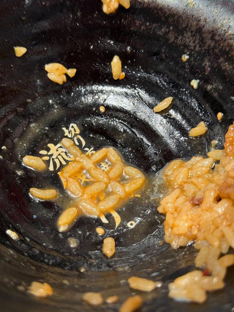 有網民覺得餐廳的食物質素有待改進,遂在飯碗上即時留食評作無聲抗議。(Threads圖片)