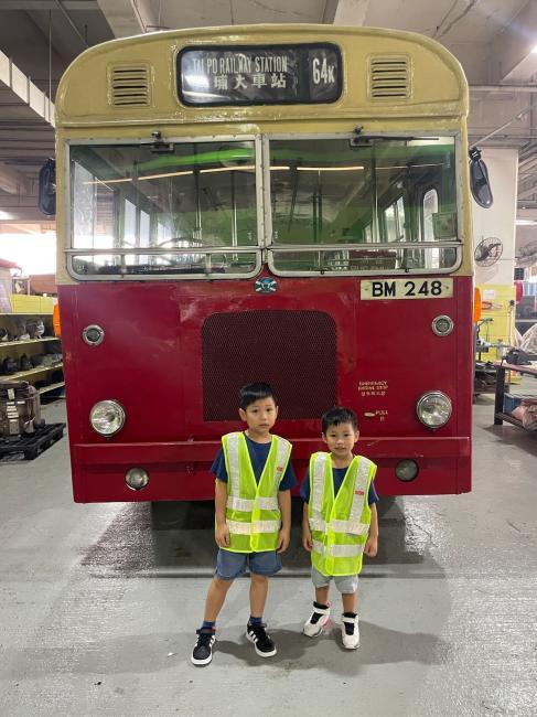 與古董巴士合照