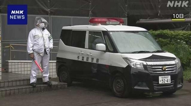 警車停在案發住宅大樓。(互聯網)