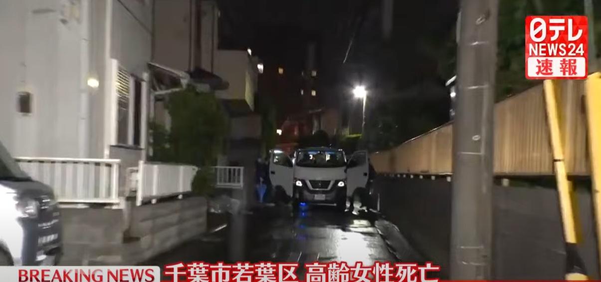 警員周日晚在老婦倒臥現場搜證。(互聯網)