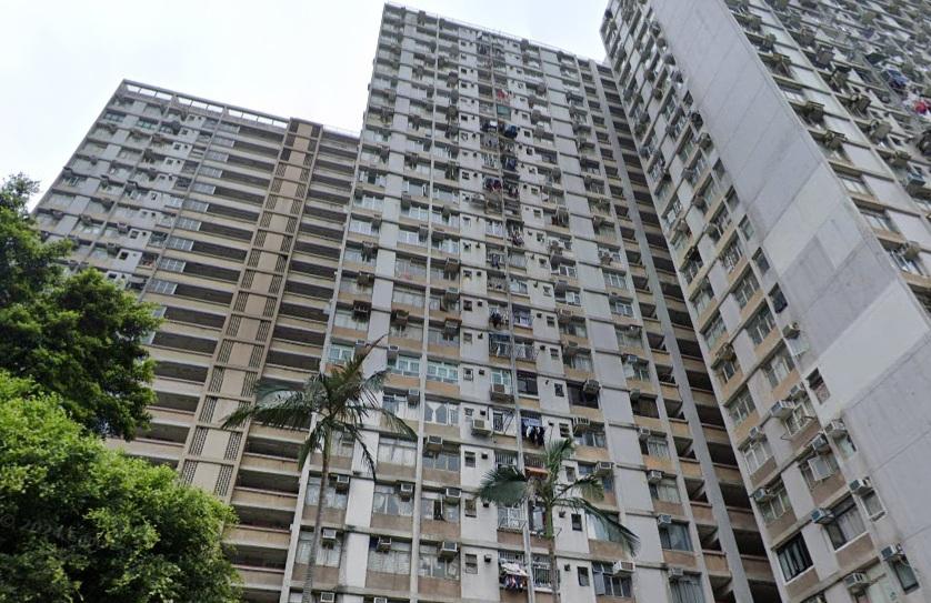 長沙灣公屋李鄭屋邨一伙殘裝但景靚的開放式單位,最新以95萬元未補地價沽出。