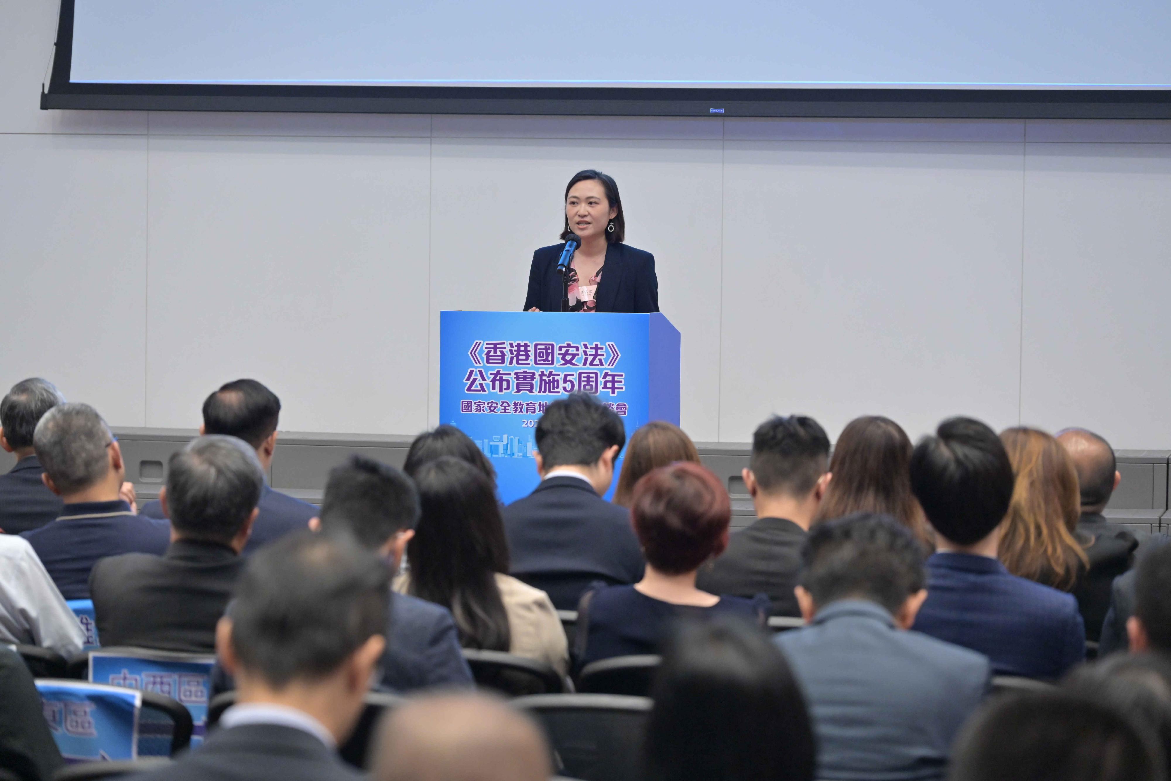 地區導師代表李嘉盈分享在推廣國家安全教育的經驗。(政府新聞網圖片)