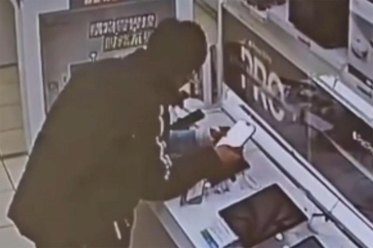 竊賊其後四處張望,留意附近有沒有其他人。(閉路電視影片截圖)