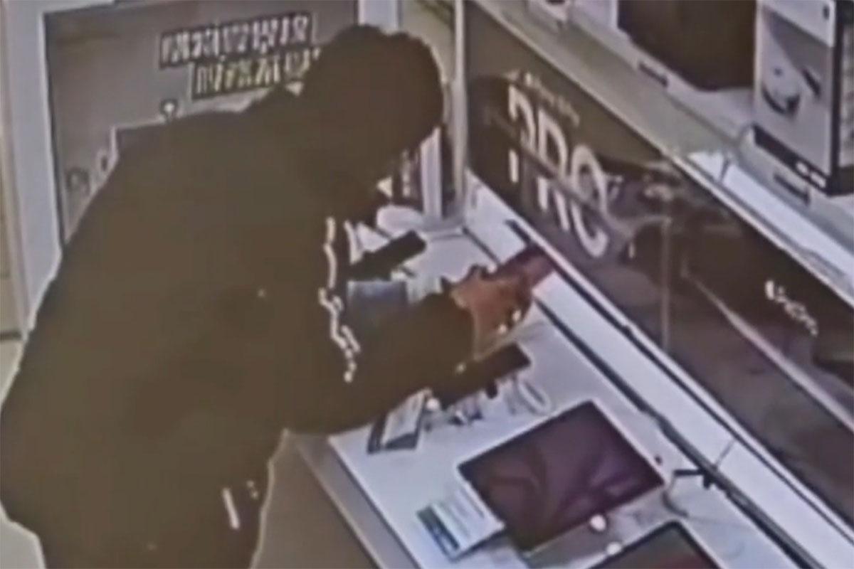 及後竊賊開始嘗試拆除展示機的防盜裝置拆除。(閉路電視影片截圖)