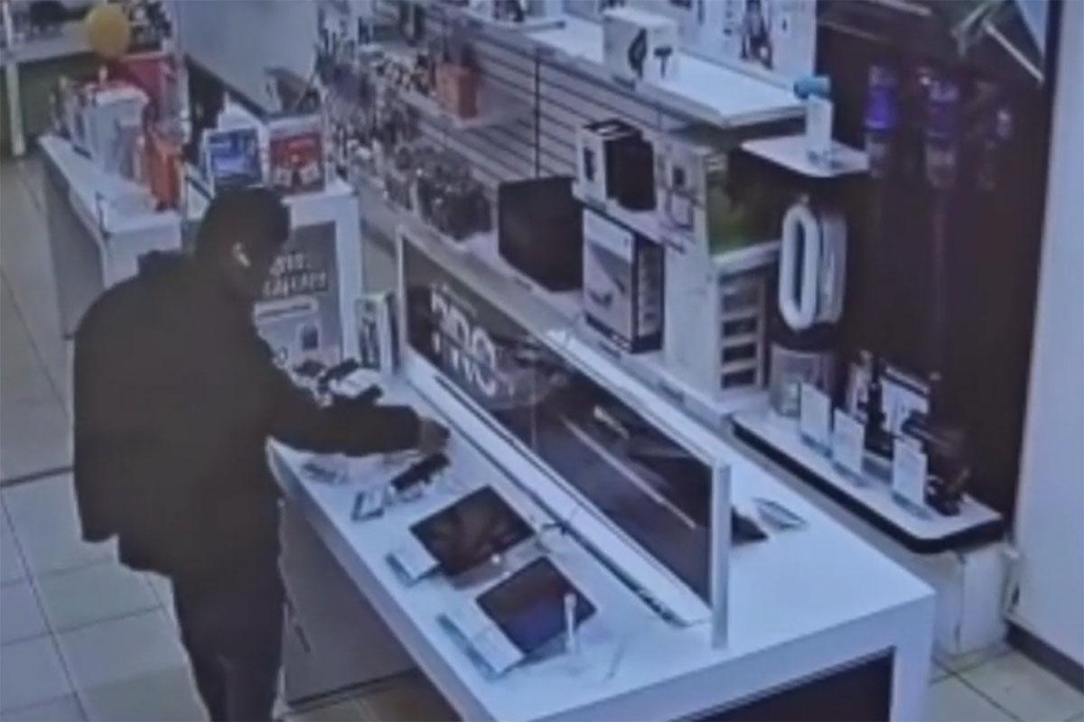 拆掉防盜裝置後竊賊未有即時取走,而是再於店內佯裝選購。(閉路電視影片截圖)